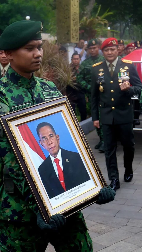 FOTO: Ryamizard Ryacudu Dimakamkan Secara Militer di TMP Kalibata