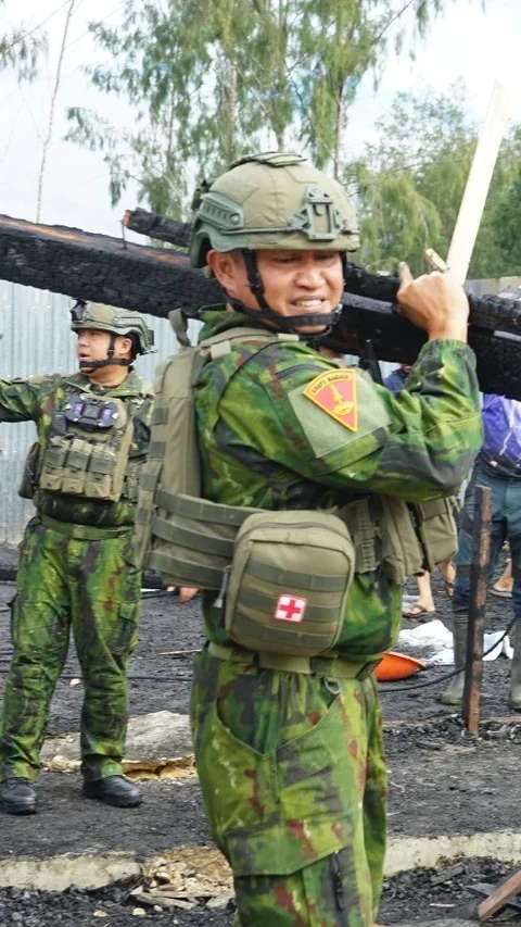 FOTO: TNI Polri dan Warga Bersihkan Kompleks YAPIS Deiyai Usai Pembakaran di Papua Tengah