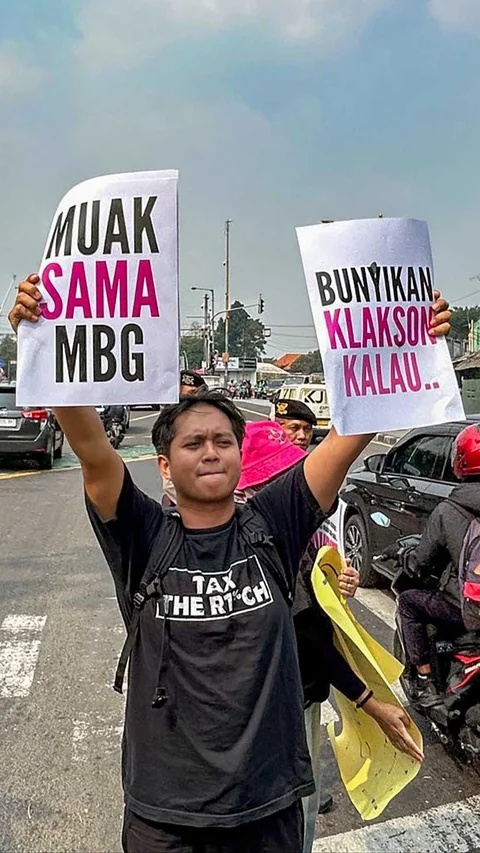 FOTO: MBG Watch Gelar Aksi Desak Pembenahan Program Makan Bergizi Gratis