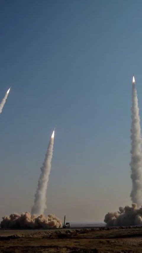 Balas Serangan AS, Rudal Iran Bombardir Pangkalan, Radar hingga Kapal Amerika di Irak dan Teluk Persia