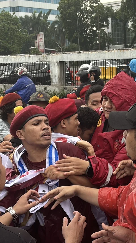 Ngotot Blokade Jalan, Massa Cipayung dan Polisi di Depan DPR Nyaris Bentrok