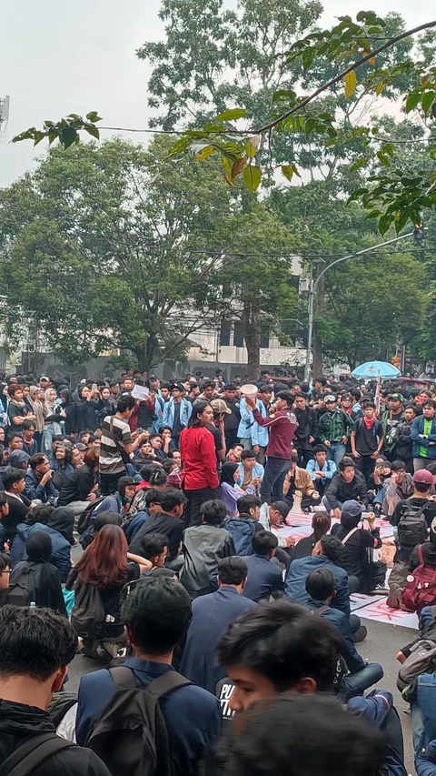 Massa Berpakaian Hitam Demo di DPRD Jabar, Kritik Pemerintah dan Tuntut Perubahan