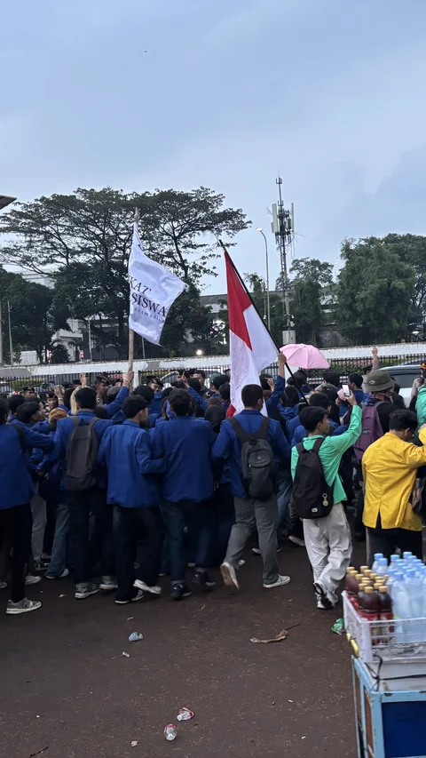 Demo Mahasiswa di Depan Gedung DPR Bubar dengan Tertib, Arus Lalu Lintas Kembali Normal