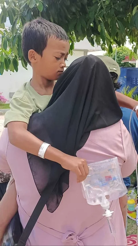 FOTO: Pasien Rumah Sakit  Dievakuasi Usai Gempa Kuat Guncang Palu