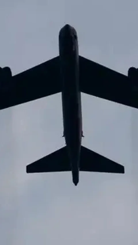 Detik-Detik Pesawat Bomber B-52 Kebanggaan AS Jatuh di 'Kandang Sendiri', Delapan Awak Diduga Tewas