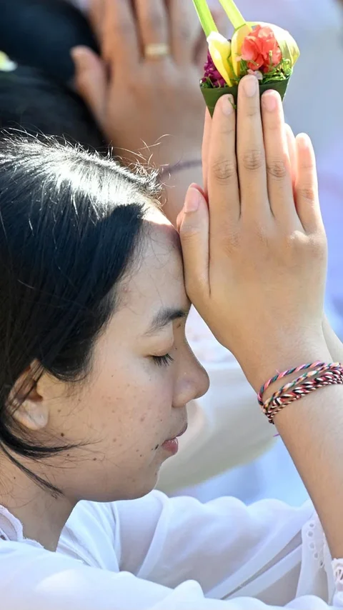 FOTO: Umat Hindu Rayakan Hari Raya Galungan dengan Persembahyangan di Pura