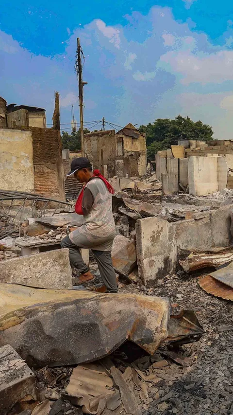 FOTO: Warga Menyisir Barang Sisa Kebakaran Kebon Kosong