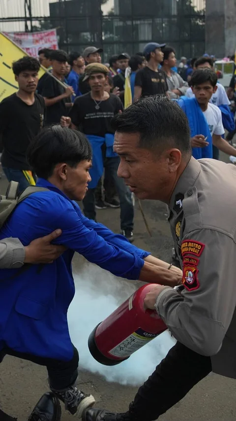 FOTO: Demo PMII di DPR Berujung Ricuh