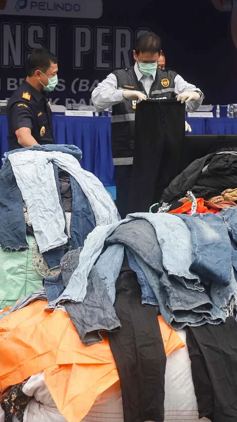 FOTO: Pakaian Bekas Ilegal Senilai Rp 53 Miliar Disita di Tanjung Priok