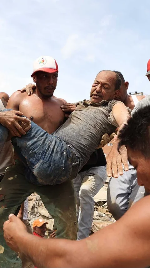 FOTO: Korban Tewas Gempa Venezuela Terus  Bertambah,  Tim SAR Berpacu dengan Waktu