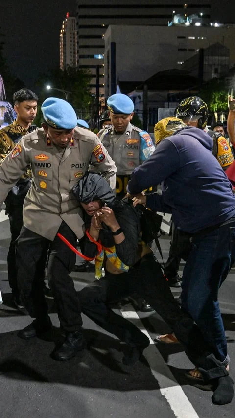 FOTO: Demo  Mahasiswa Surabaya Berakhir Ricuh