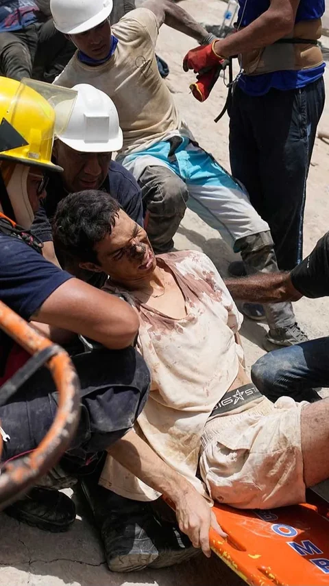 FOTO: Korban Gempa Venezuela Diselamatkan Setelah Dua Hari Terjebak Reruntuhan Bangunan