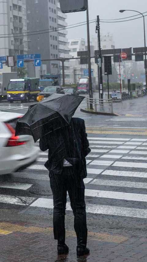 FOTO: Badai Jangmi Landa Jepang.  Ribuan Warga Diminta Mengungsi