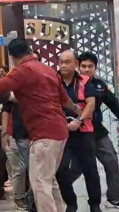 Penampakan Dadan Hindayana, Lodewyk Pusung dan Sony Sanjaya Pakai Rompi Tersangka, Keluar dari Kejagung Diborgol
