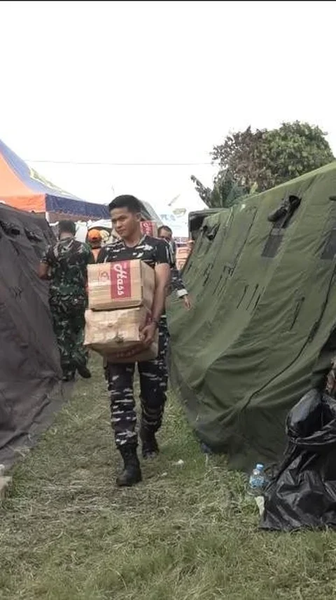 FOTO: TNI AL Bangun Posko Pengungsian  dan Salurkan Bantuan bagi Korban Kebakaran di Kemayoran