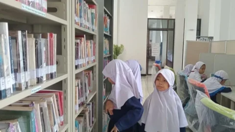 Senyum Anak-Anak di Wilayah Pedalaman Dapat Ribuan Buku