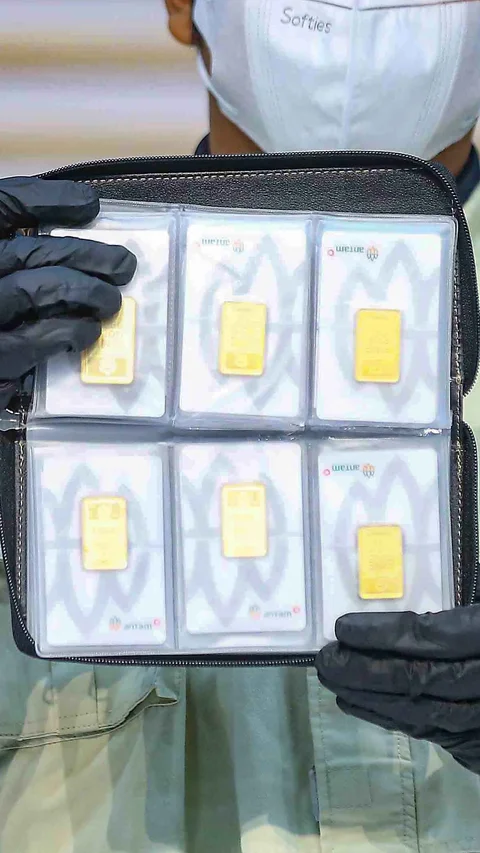 FOTO: KPK Tampilkan Barang Bukti OTT Kasus Dugaan Pemerasan Izin TKA