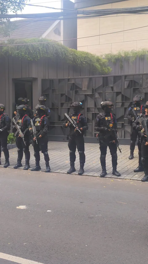 Penampakan Rumah Silmy Karim Digeledah KPK, Brimob Bersenjata Lengkap Diterjunkan