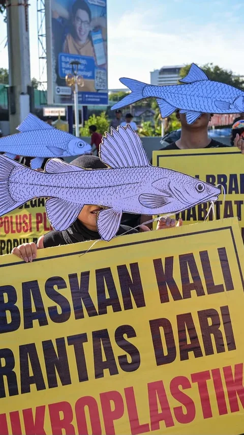 FOTO: Aktivis Ecoton Serukan Sungai Bersih pada Hari Lingkungan Hidup Sedunia