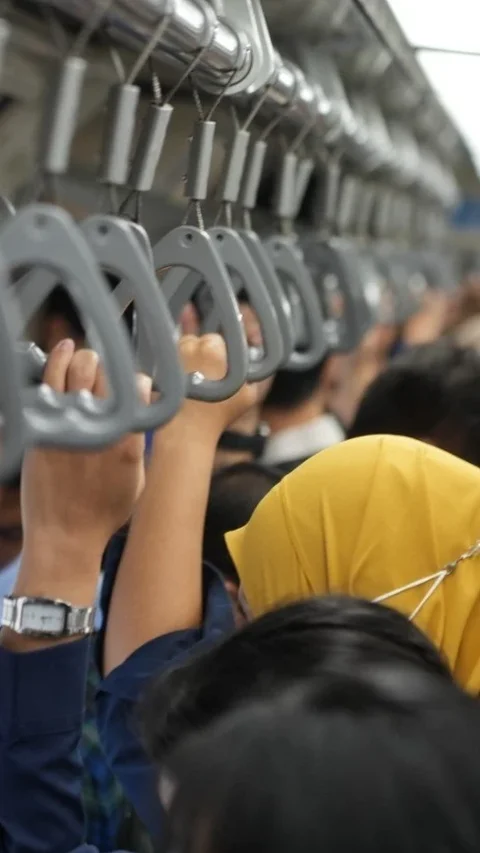 FOTO: LRT Jabodebek Tambah Frekuensi Perjalanan Saat Jam Sibuk Pagi