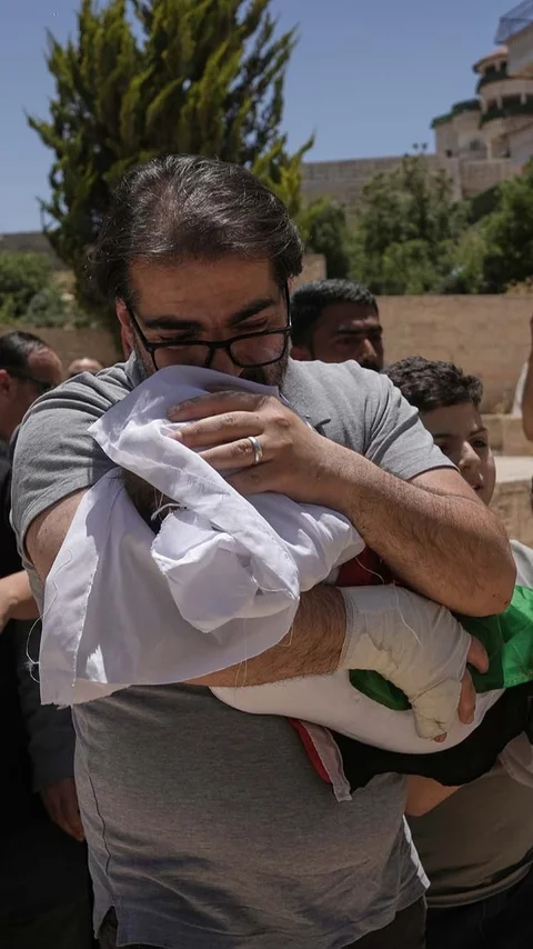 FOTO: Bayi Palestina Tewas Setelah Mobil Keluarga Ditembak Israel