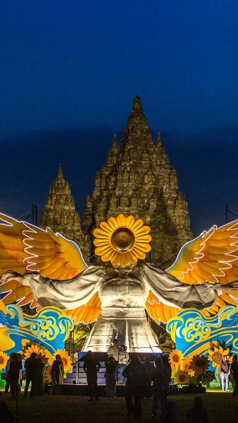 FOTO: Sun Flower Angel Hadirkan Nuansa Baru di Kawasan Candi Prambanan