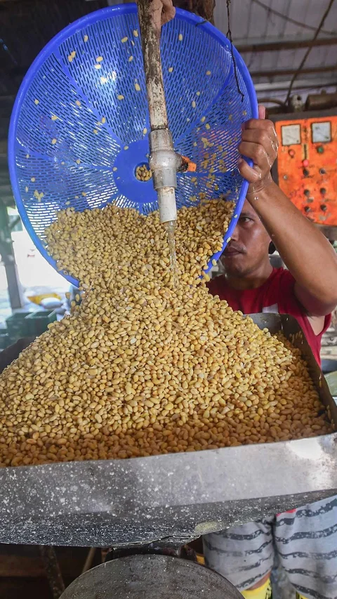 FOTO: Harga Kedelai Impor Naik Produsen Tahu Kurangi Ukuran Produk