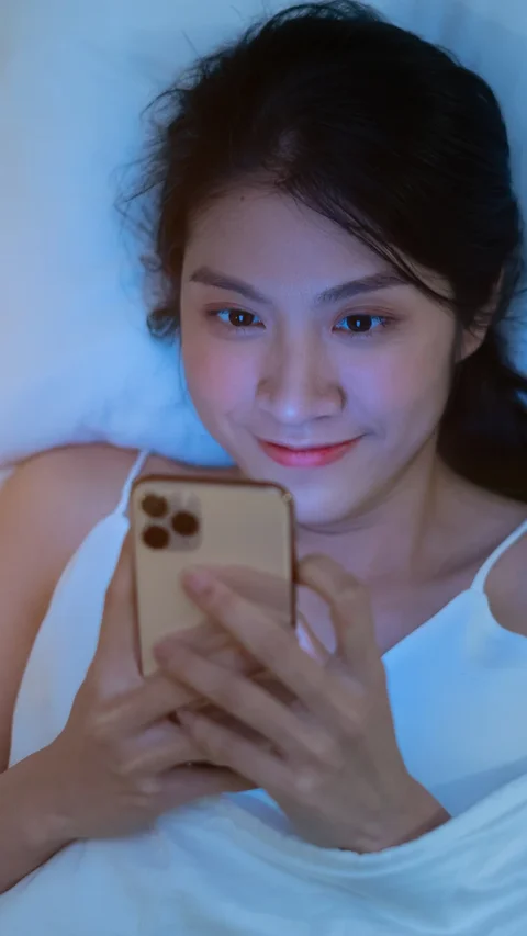 Jangan Sepelekan Layar Gadget! Ini Alasan Wajah Gampang Kusam Meski Seharian di Dalam Rumah