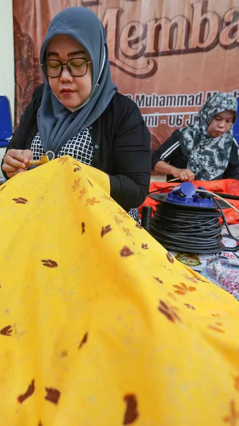 FOTO: Puluhan Peserta Asah Keterampilan Membatik Betawi