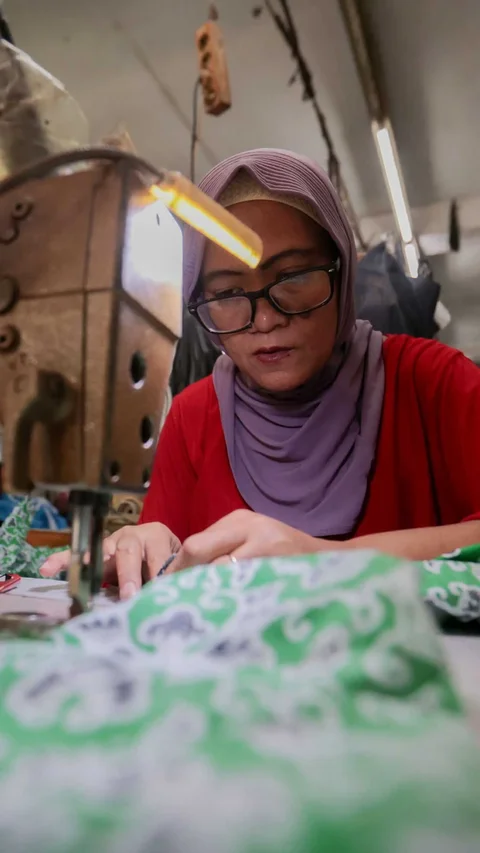 FOTO: UMKM Jakarta Kebanjiran Pesanan Seragam Sekolah