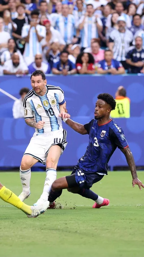FOTO: Messi Bawa Argentina Melaju ke 16 Besar