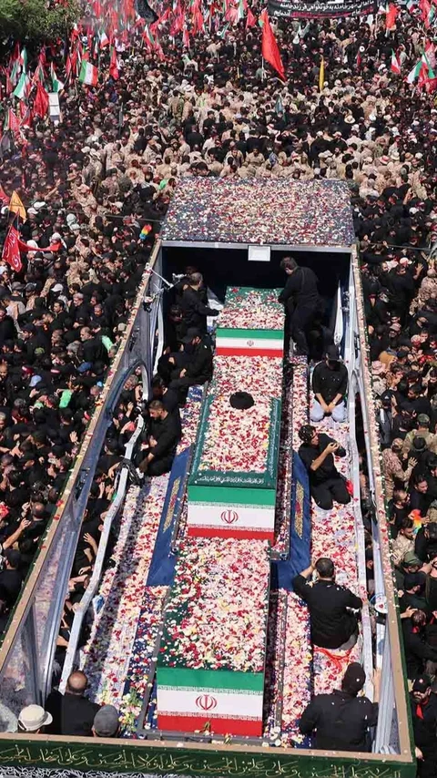 FOTO: Jutaan Pelayat Iringi Pemakaman Ali Khamenei