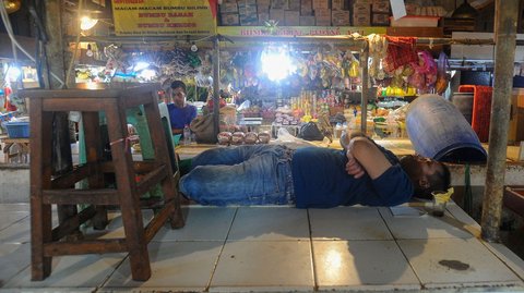 FOTO: Situasi Pasar Senen Sepi Akibat Deflasi, Pedagang Lebih Banyak Tidur