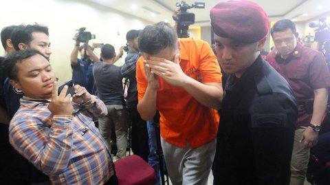 FOTO: Tipu Korban Capai Rp210 Triliun, Buronan Interpol Asal China Ditangkap di RI