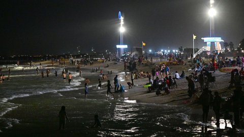 FOTO: Suhu Terlalu Panas saat Siang, Warga Dubai Ramai-Ramai Main ke Pantai Malam Hari