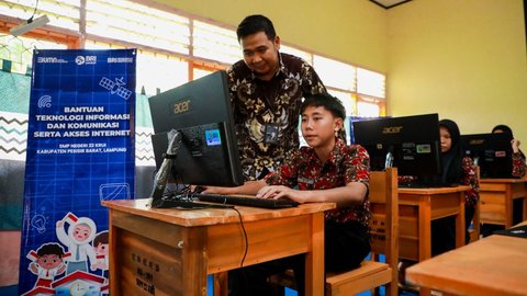 FOTO: BRI Peduli Salurkan Bantuan Teknologi Informasi dan Komunikasi serta Akses Internet untuk Sekolah di Wilayah 3T