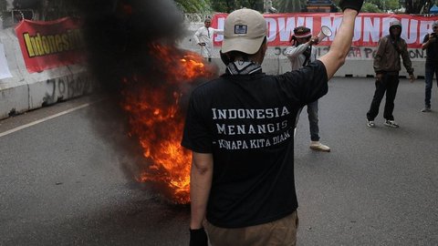 VIDEO: Demo Ricuh, Massa Pro & Kontra Gugatan Pilpres Saling Lempar Batu Dekat MK