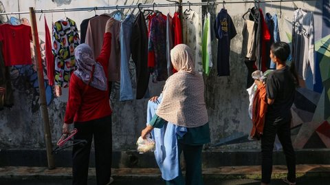 FOTO: Indahnya Berbagi Pakaian dan Sayur Gratis di Tengah Ramadan ala Warga Jati Padang