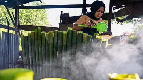 FOTO: Mengintip Pembuatan Lemang, Kuliner Khas Ramadan yang Menggugah Selera