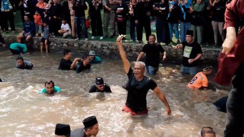 Kenalan dengan Tradisi Ngubek Empang, Cara Unik Silaturahmi Ala Warga Depok di Kolam Ikan