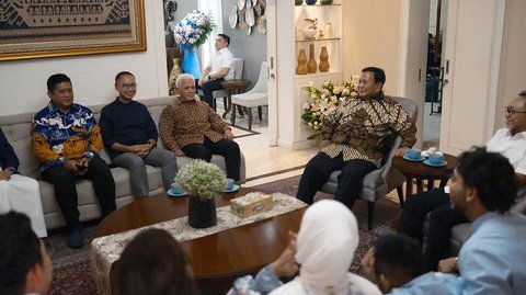 VIDEO: Kumpulan Gaya Kocak Prabowo saat Lebaran, Jahil Goda Luhut hingga Nyanyi Lagu PAN ke Zulhas