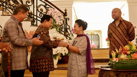 Momen Hangat Prabowo Hadiri Syukuran Ulang Tahun ke-65 Titiek Soeharto