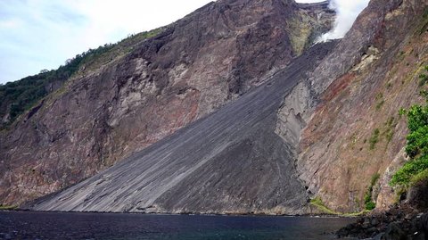 Meletus Setiap 20 Menit Sekali, Intip Fakta Menarik Gunung Api Laut Batutara di NTT