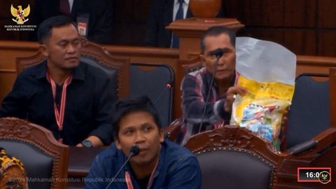 Saksi Ganjar-Mahfud Bawa Beras Bulog Berlogo Prabowo-Gibran ke Sidang MK, Ini Penampakannya