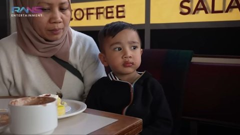 Lucunya Rayyanza Kepo Lihat Rafathar Video Call Bareng Temannya, Nagita Slavina Auto Senyum