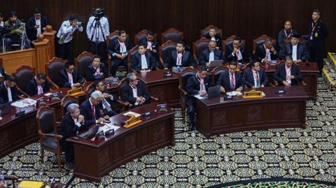 FOTO: Reaksi Wajah Anies-Cak Imin dan Ganjar-Mahfud Menyimak Sidang Putusan Sengketa Pilpres 2024 di MK