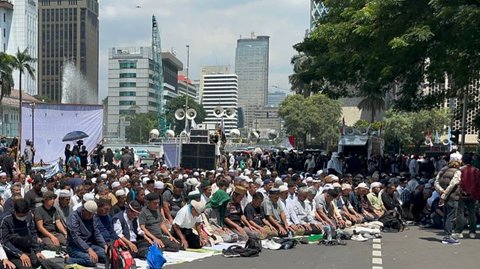 Massa Demonstran Kawal Sidang MK Salat Zuhur Berjemaah di Kawasan Patung Kuda