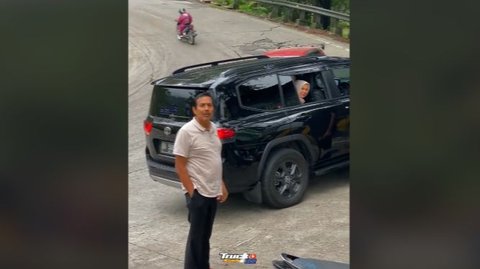 Momen Bos Sumatera Barat Turun dari Mobil Super Mewah di Tanjakan Sitinjau Lauik, Bagi-Bagi THR Bernilai Fantastis