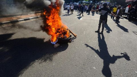 FOTO: Aksi Bakar Ban hingga Poster Warnai Demo Tolak Putusan MK di Patung Kuda