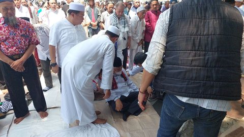 Din Syamsuddin Sempat Ambruk Saat Salat Zuhur di Lokasi Demo, Posisi Imam Digantikan Menantu Rizieq